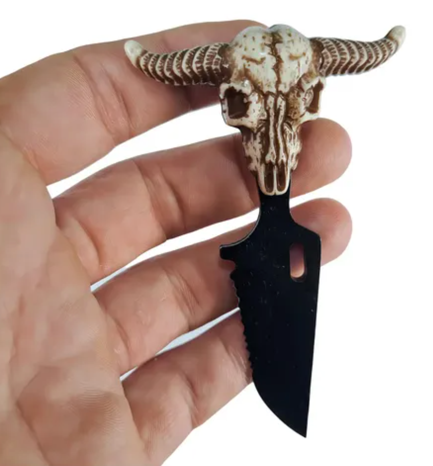 Cuțit de gât cu teacă și pandantiv craniu de taur